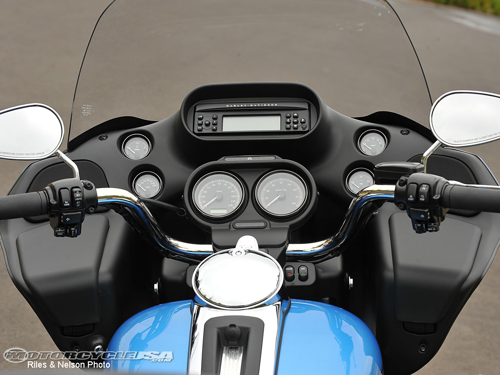 款哈雷戴维森Road Glide Ultra - FLTRU摩托车图片1