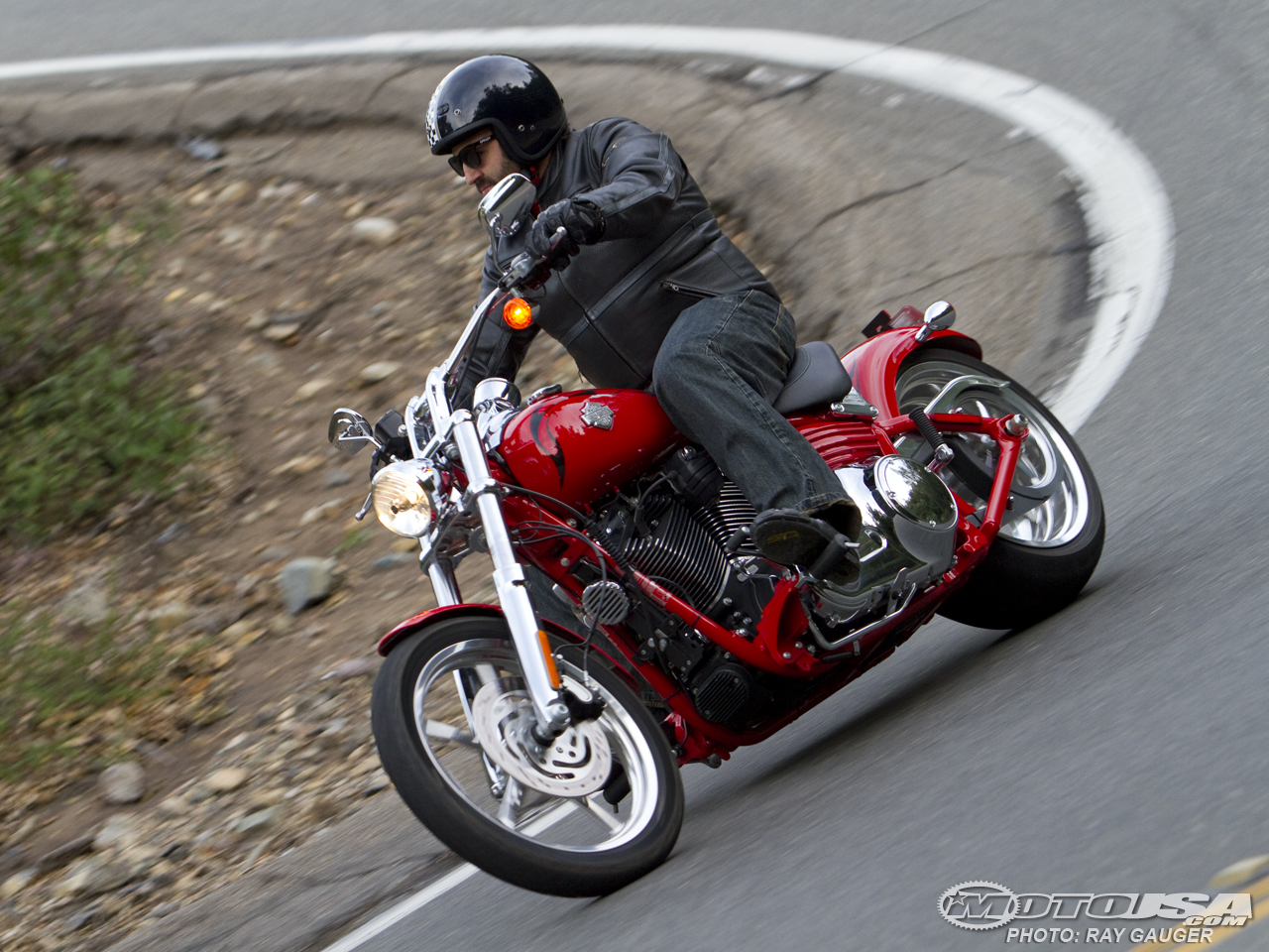 款哈雷戴维森Rocker C摩托车图片3