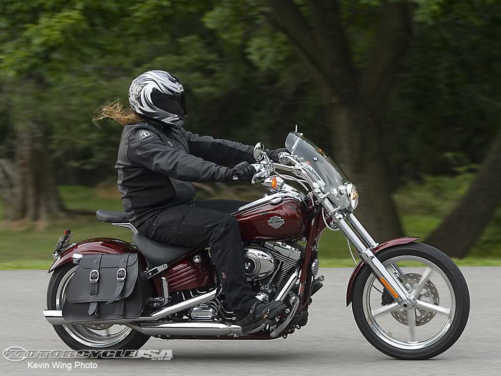 款哈雷戴维森Softail Rocker - FXCW摩托车图片3