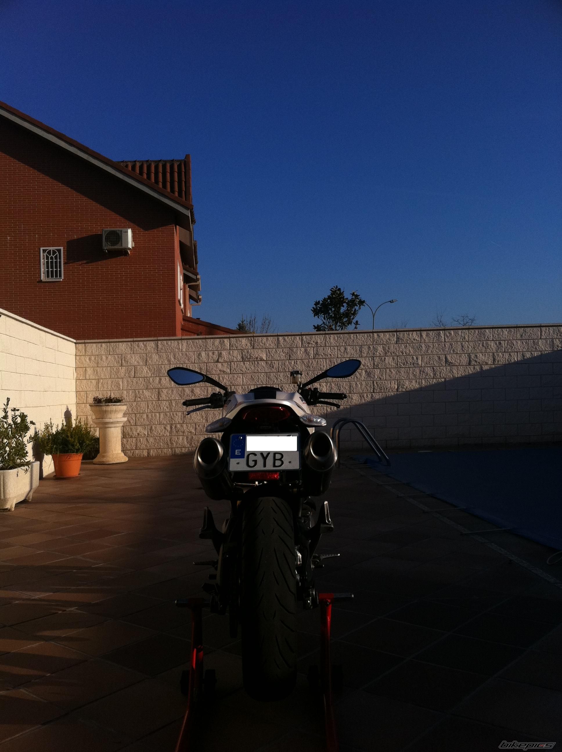 2010款杜卡迪Monster 696摩托车图片3