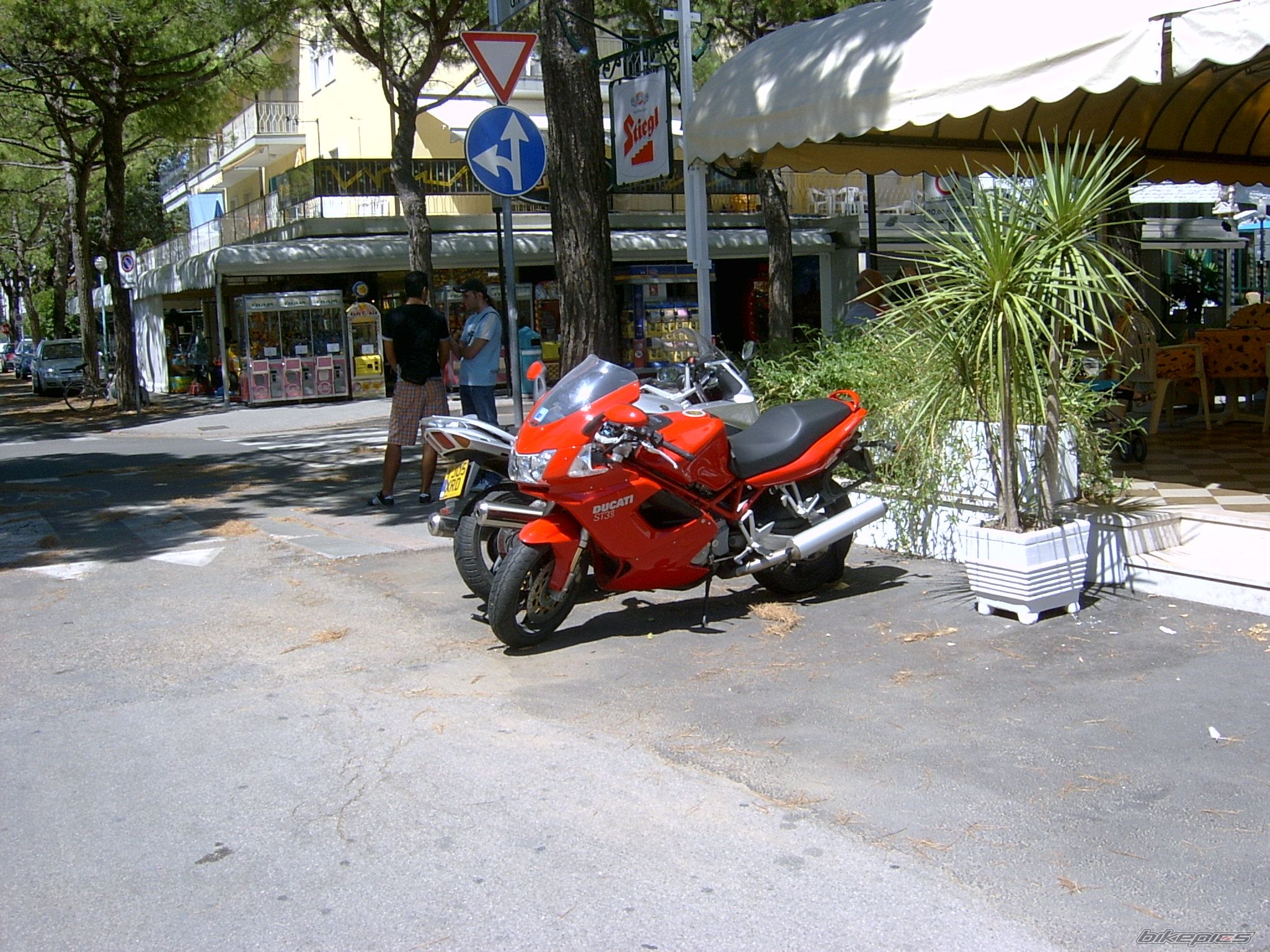 款杜卡迪ST3摩托车图片3