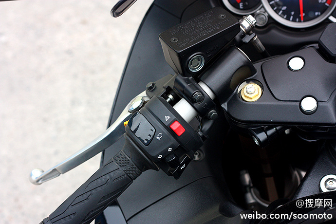 新到11款 铃木GSX1300R 隼 欧版原漆 改装吉村排气及脚踏 两套配件 图片 0