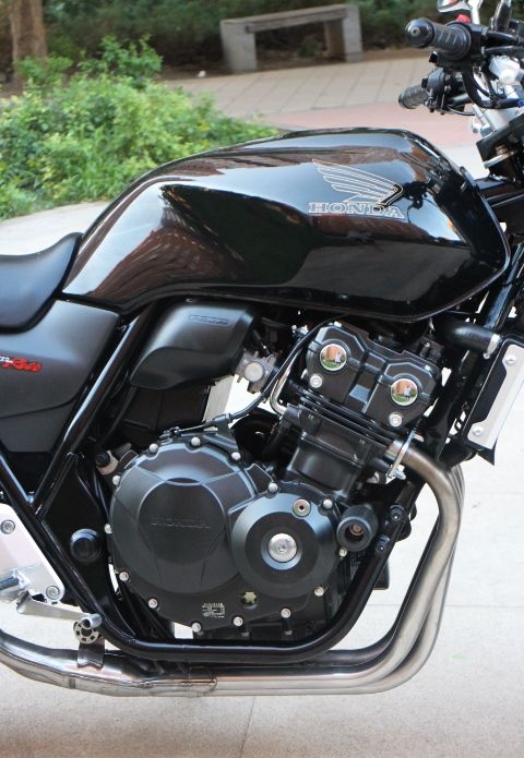 款本田CB400摩托车图片3